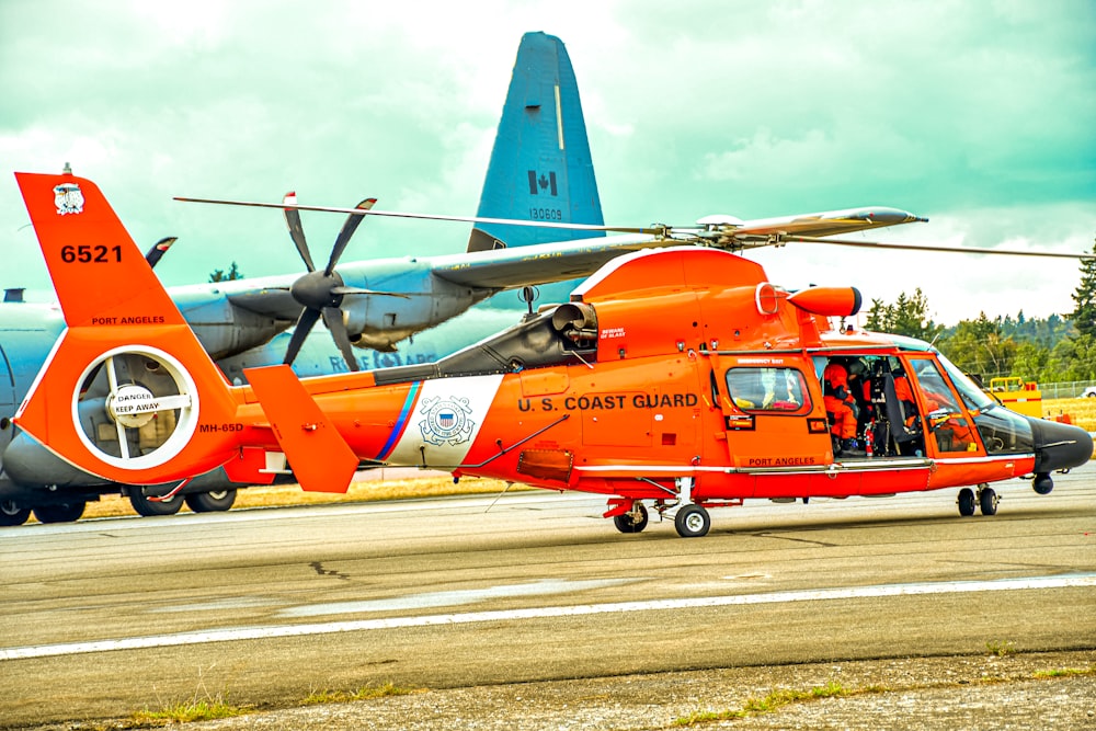 orange-weißes Flugzeug tagsüber