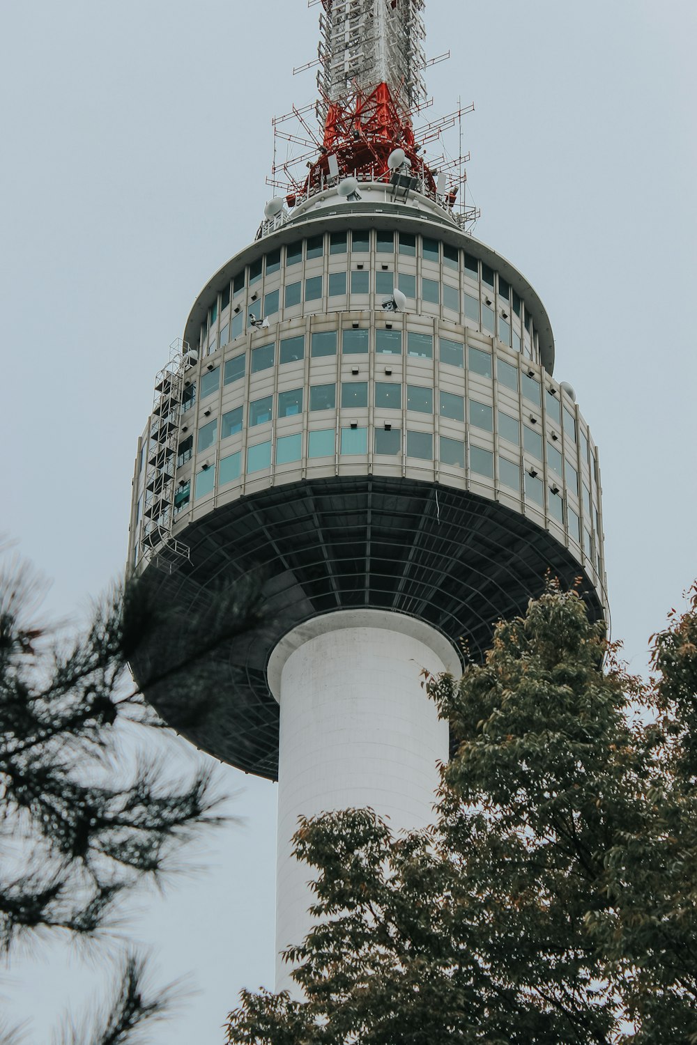 Foto de primer plano de la torre durante el día