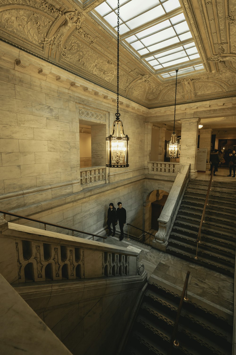 poucas pessoas andando dentro do edifício histórico