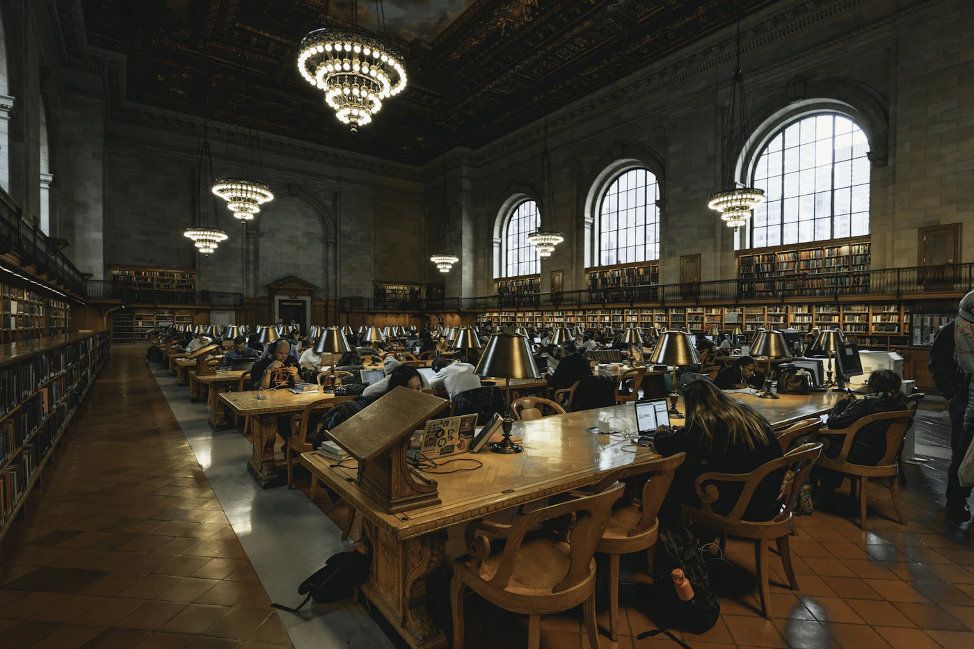 محیط مطالعه کتابخانه برای یادگیری و بررسی منابع چند حوزه