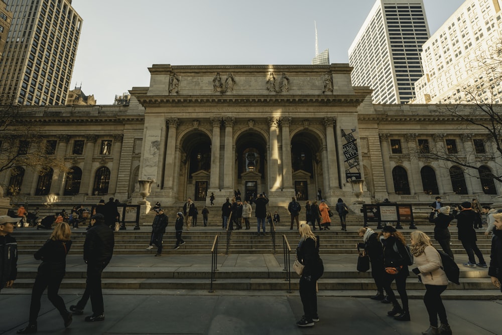 Menschen, die tagsüber in der Nähe der New Yorker Stadtbibliothek spazieren gehen