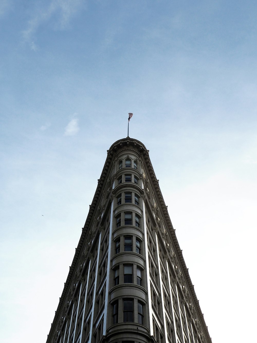 Flatiron en la ciudad de Nueva York bajo el cielo blanco y azul