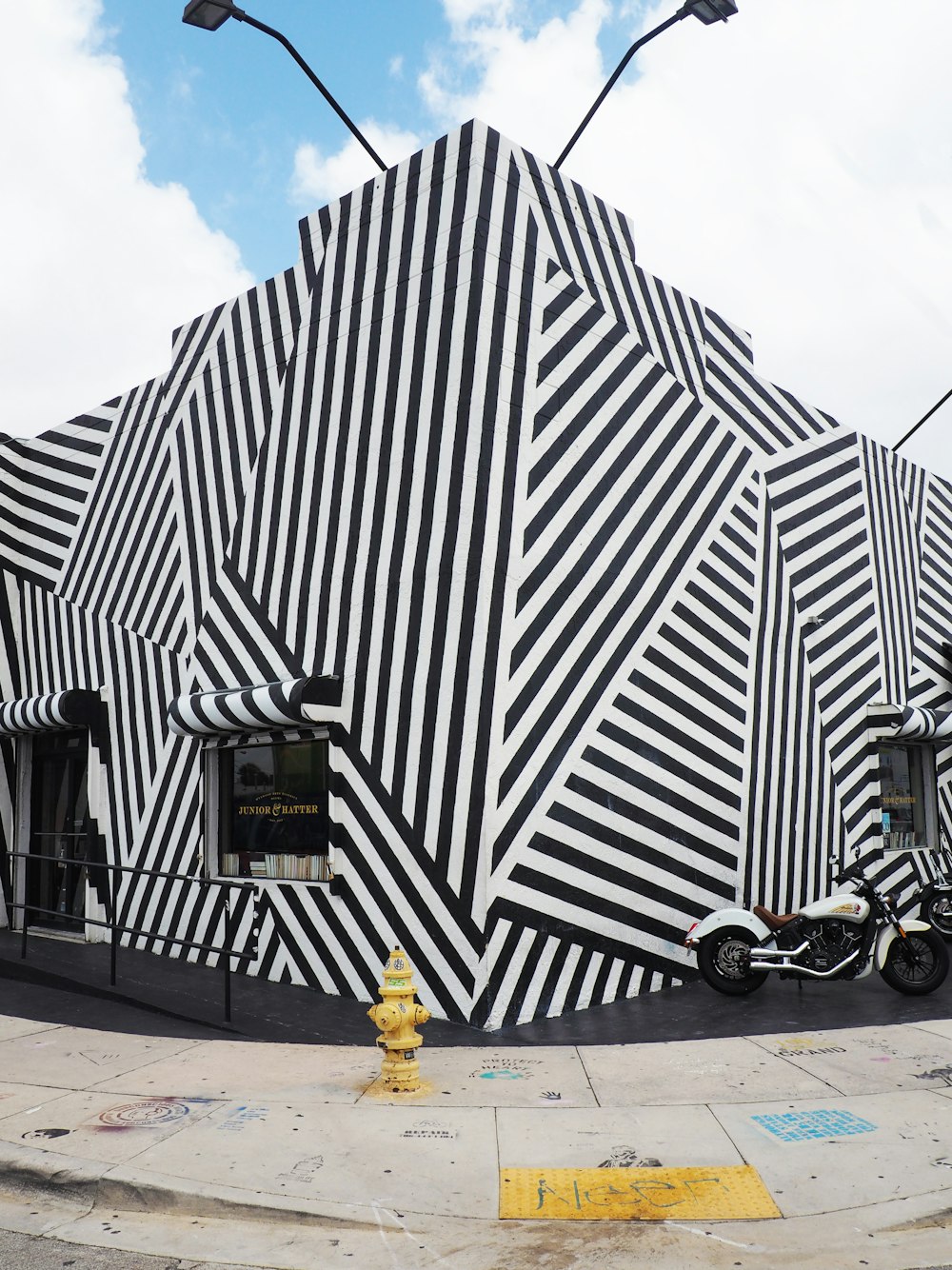 edifício de concreto listrado branco e preto sob o céu branco e azul