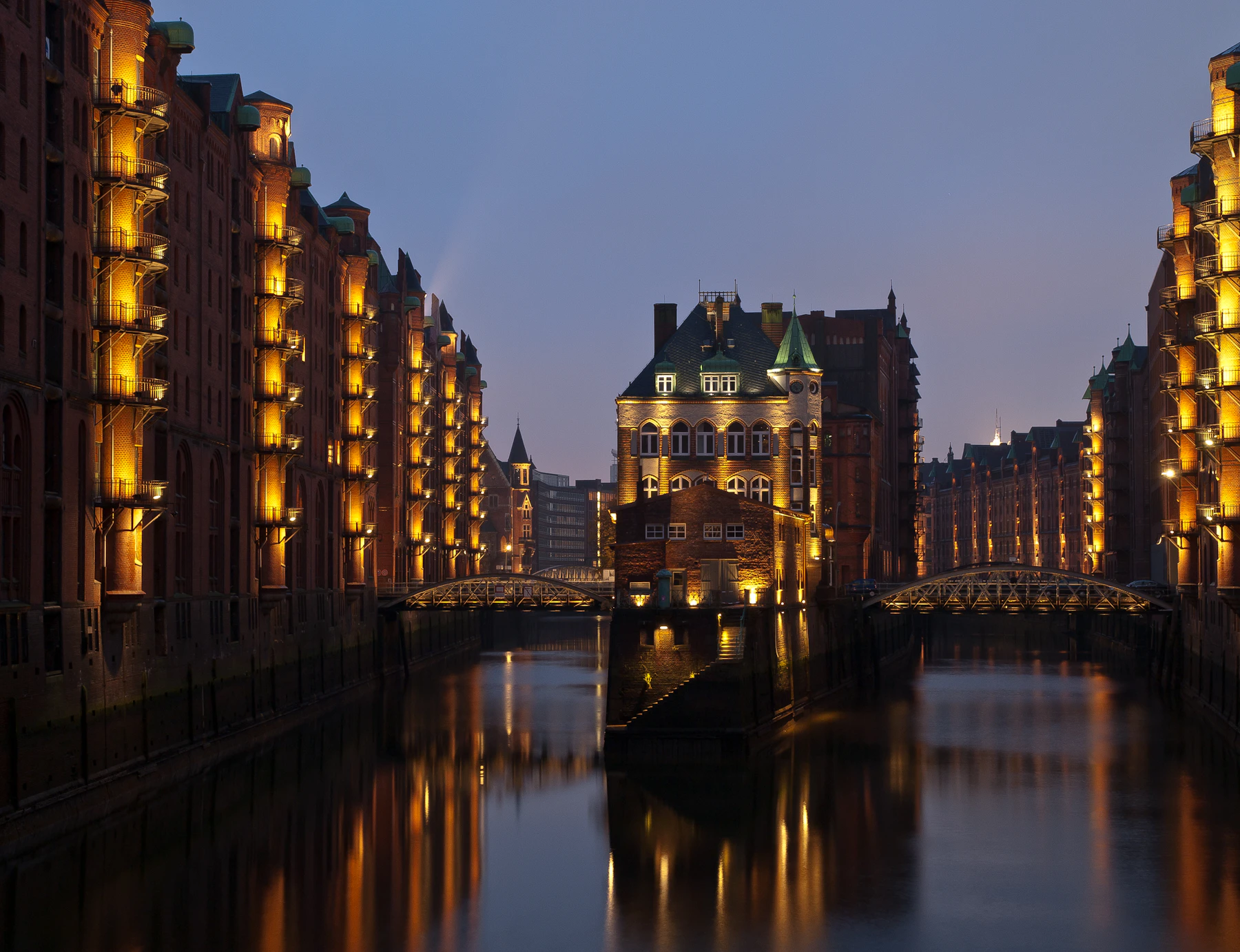 Hamburger Speicherstadt bei Nacht