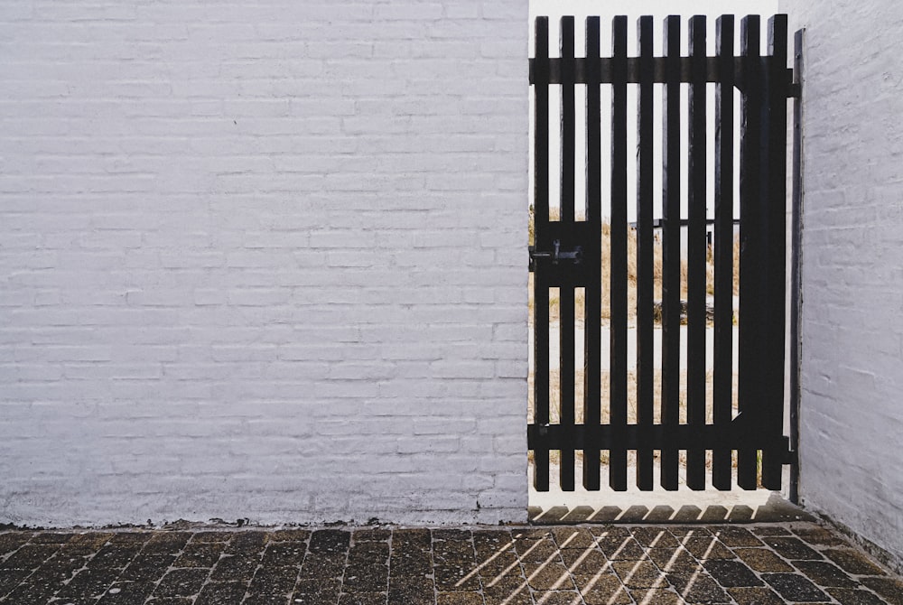panel de puerta negro con pestillo de puerta de metal negro
