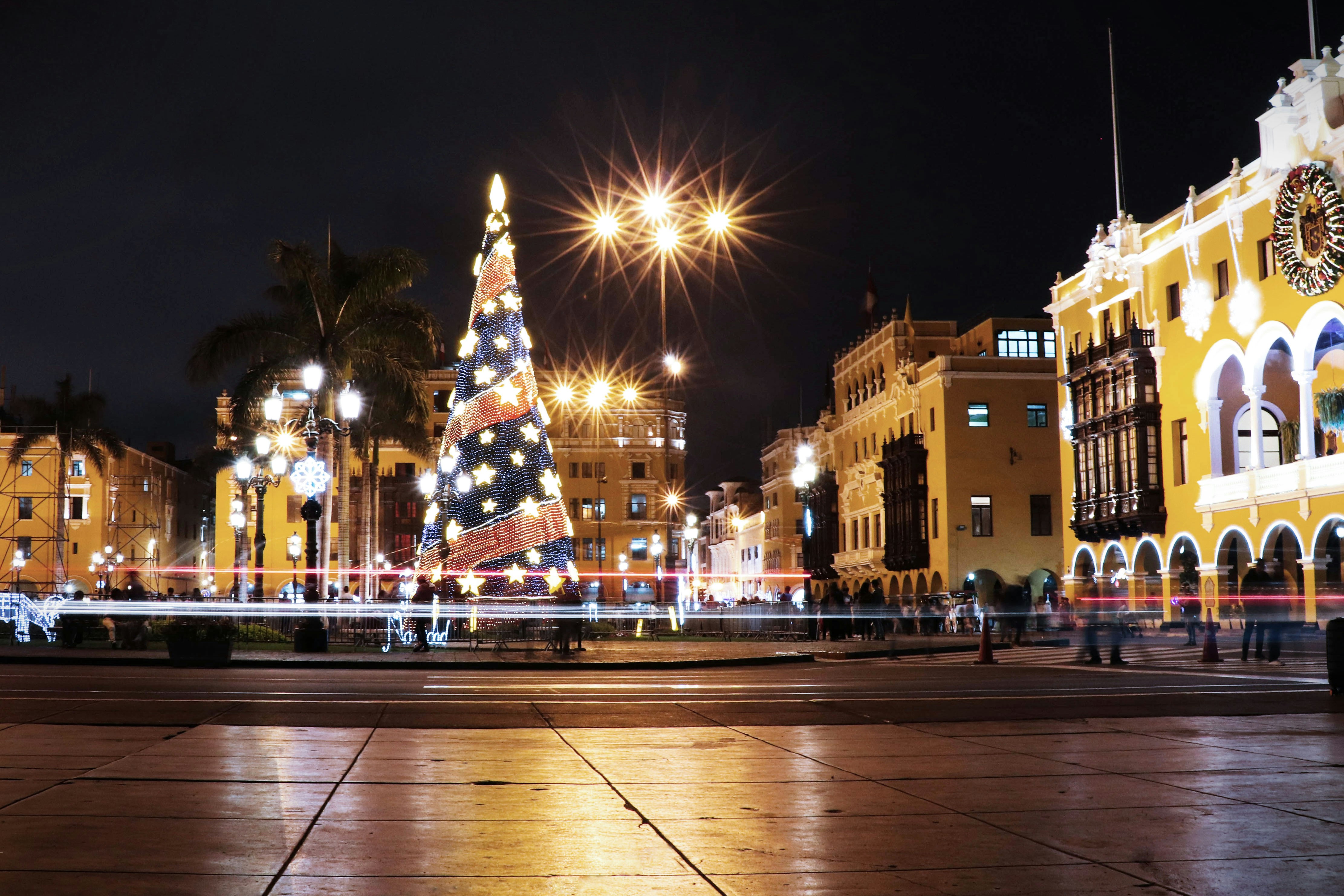 Árbol de Navidad cerca del edificio