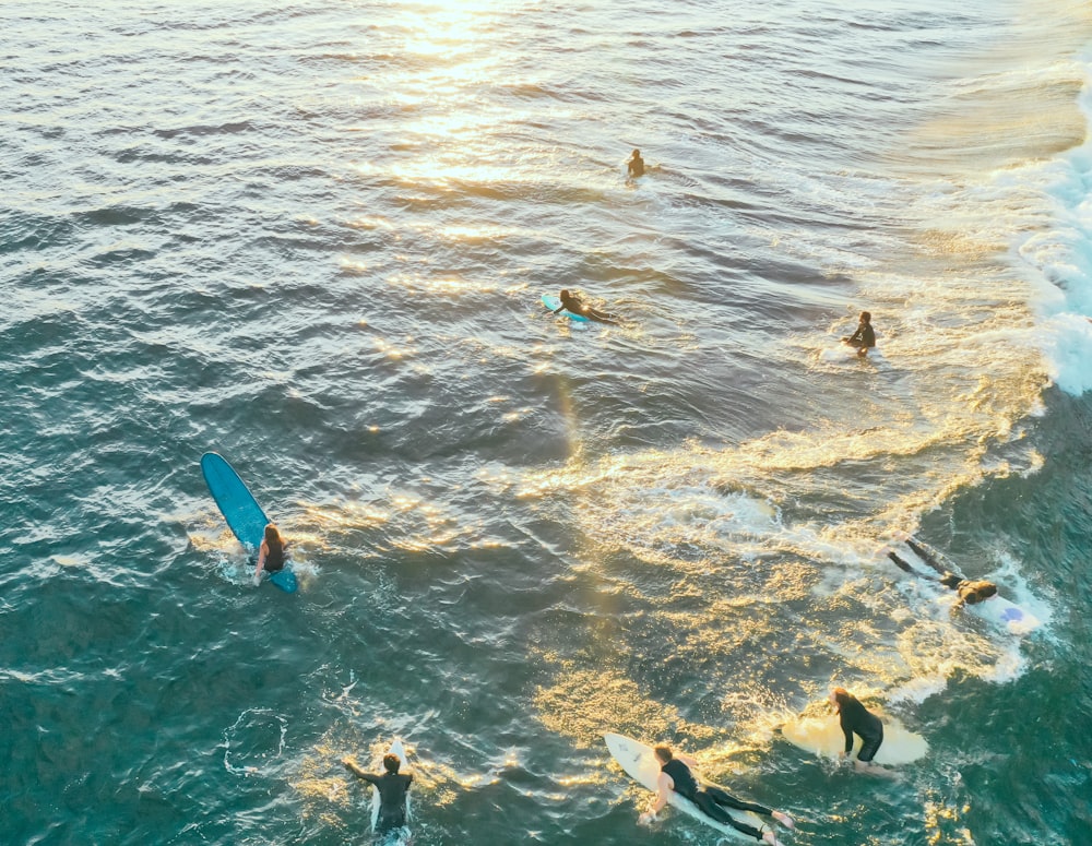 pessoas surfando no oceano durante o dia