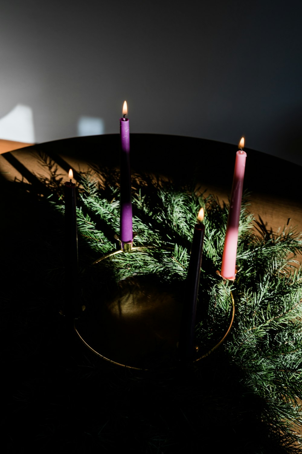 um grupo de velas sentado em cima de uma mesa