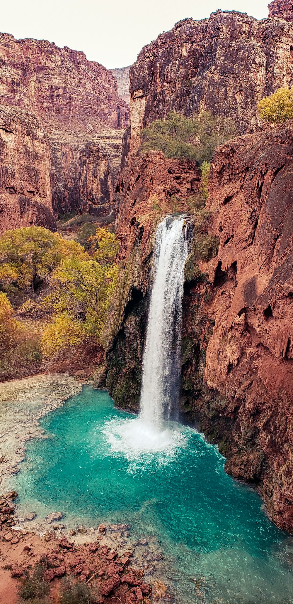 Fotografía aérea de cascadas durante el día