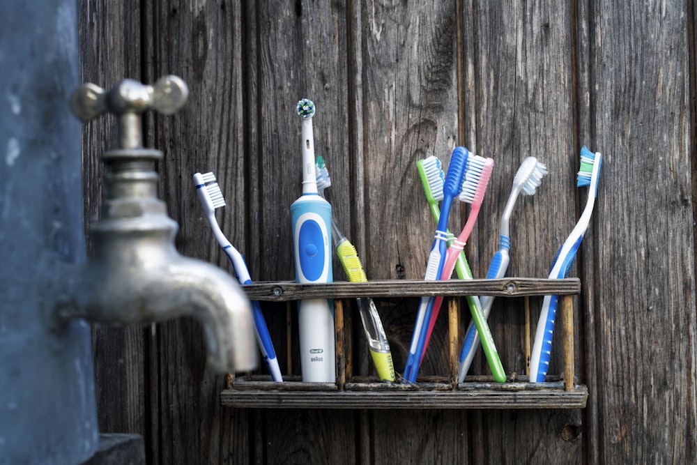 lote de cepillos de dientes de colores variados