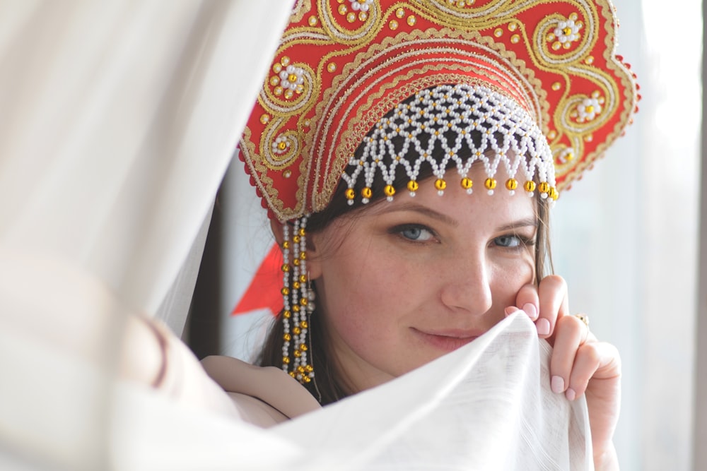 femme tenant un textile portant une coiffe