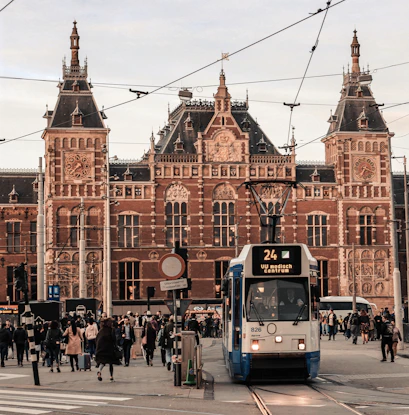 Amsterdam central station tram, bicy, canali e centro storico