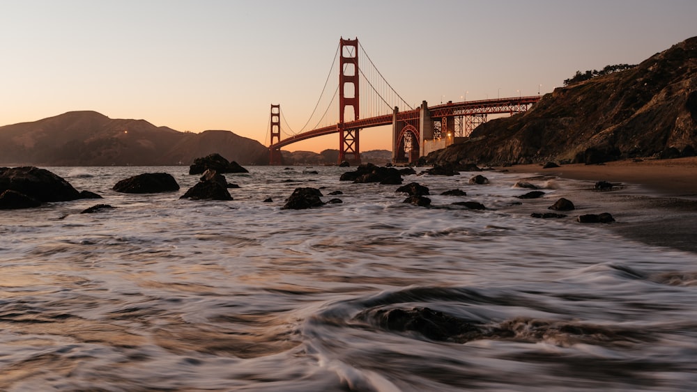 vagues s’écrasant sur le rivage près du pont du Golden Gate pendant la journée