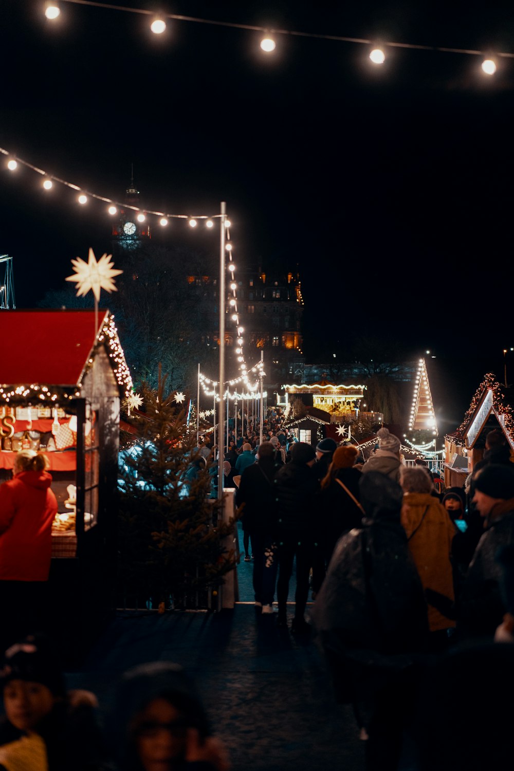 personnes sur le parc d’attractions pendant la nuit