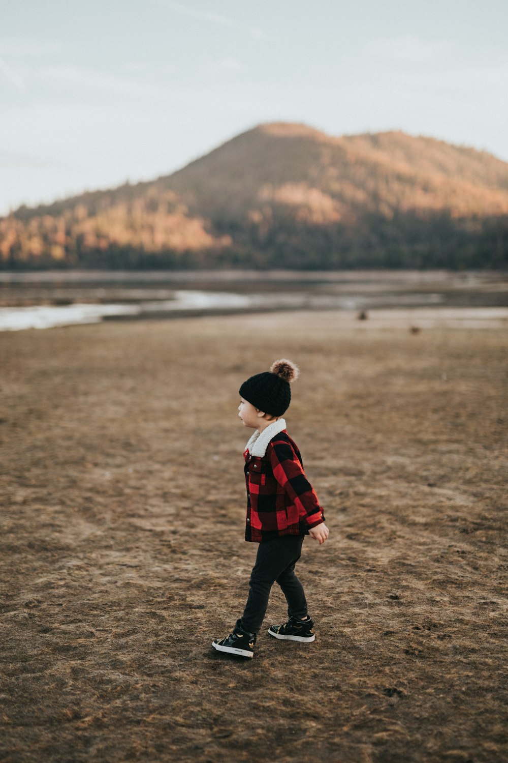 niño caminando sobre una superficie marrón