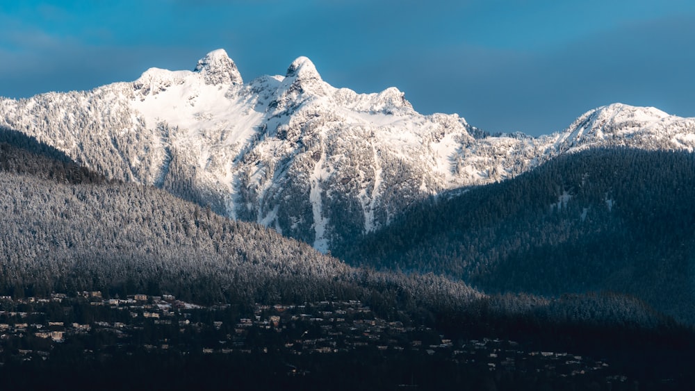 montagnes enneigées