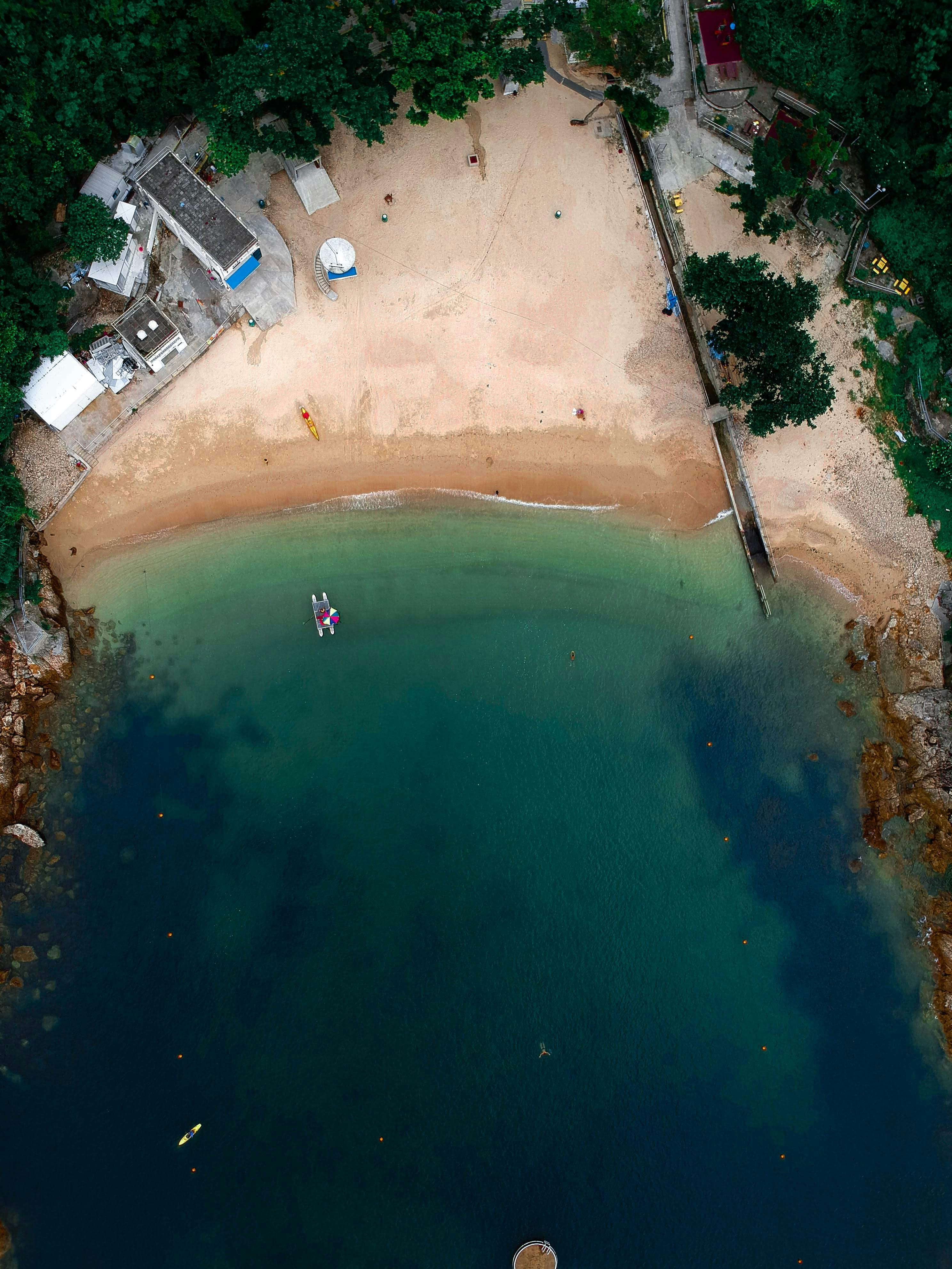 Photographie aérienne du rivage de jour
