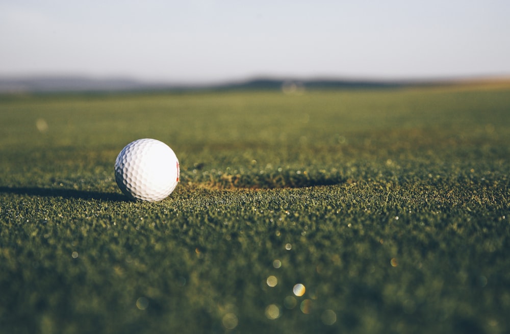 Pelota de golf blanca