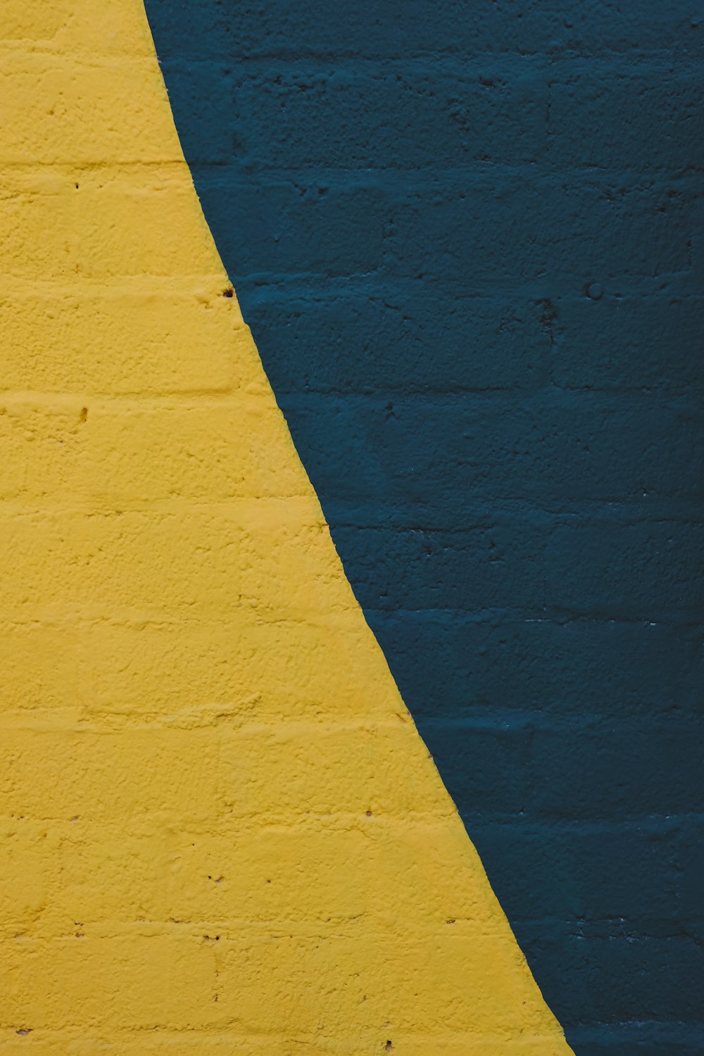 노란색과 파란색 벽돌 벽