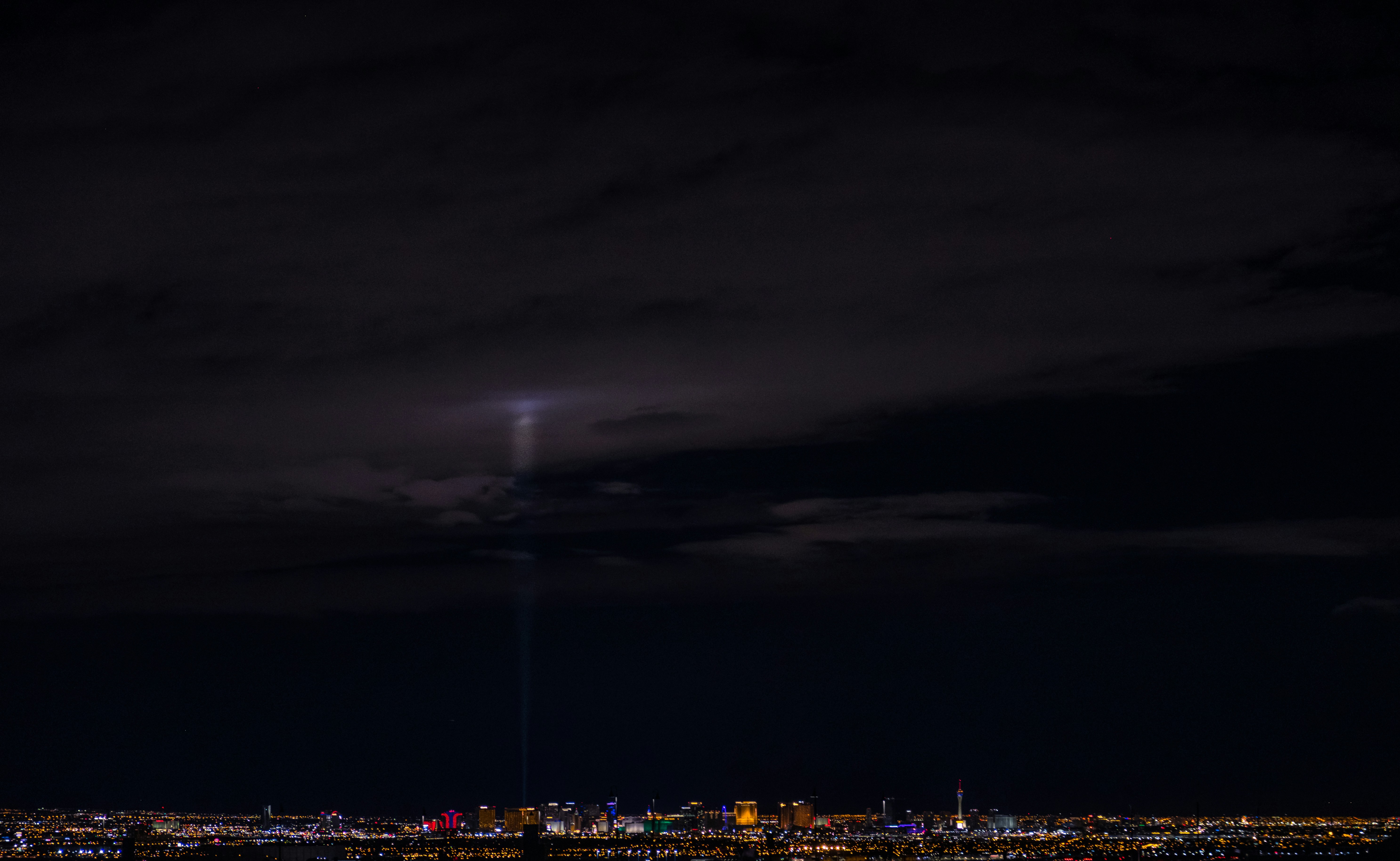 Luce bianca sollevata a nuvole durante la notte