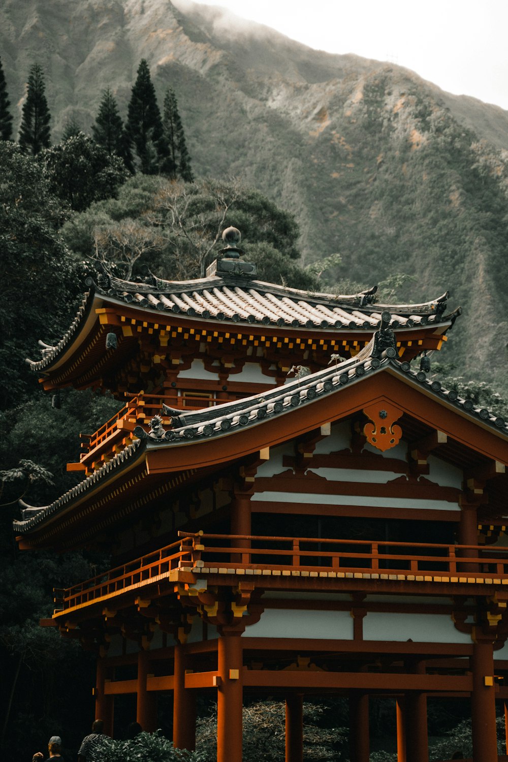 茶色と白のパゴダ寺院