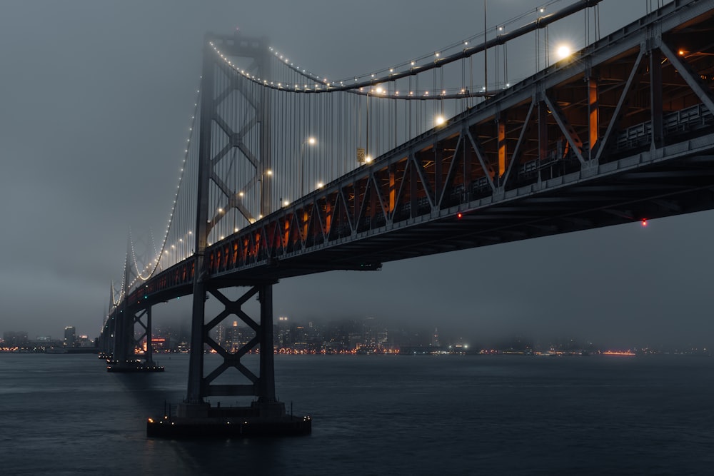 Pont gris et noir