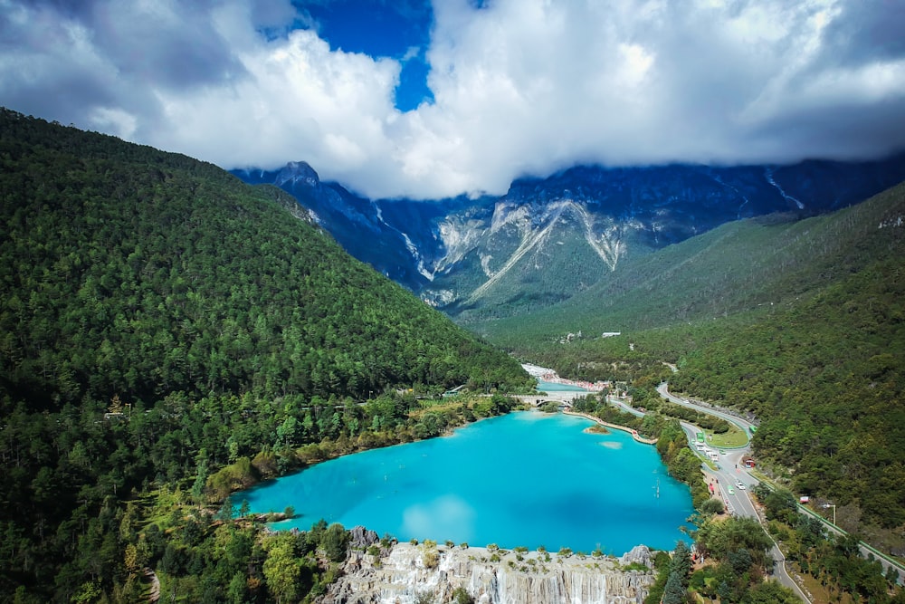 lake surrounded moutanins