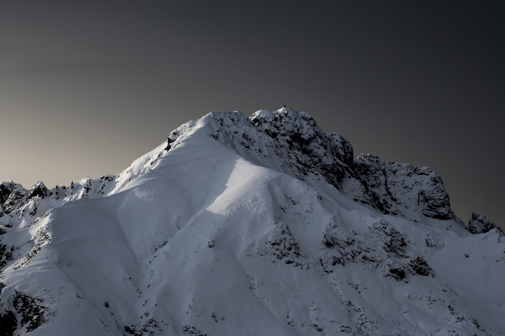 Montaña cubierta de nieve