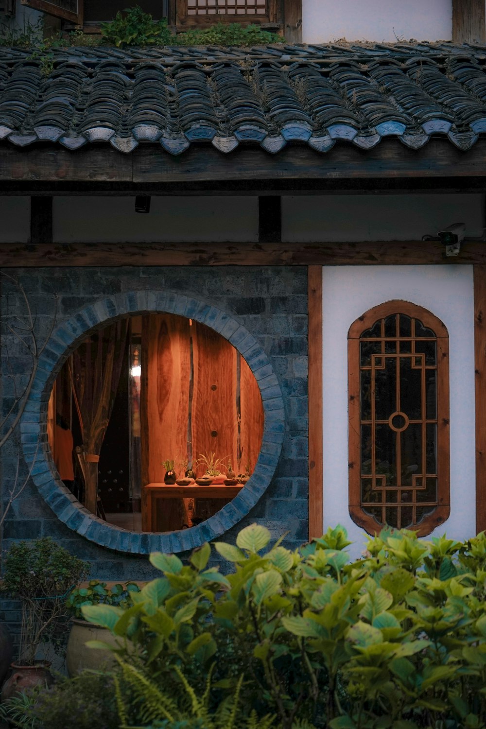 shallow focus photo of white and brown wooden door