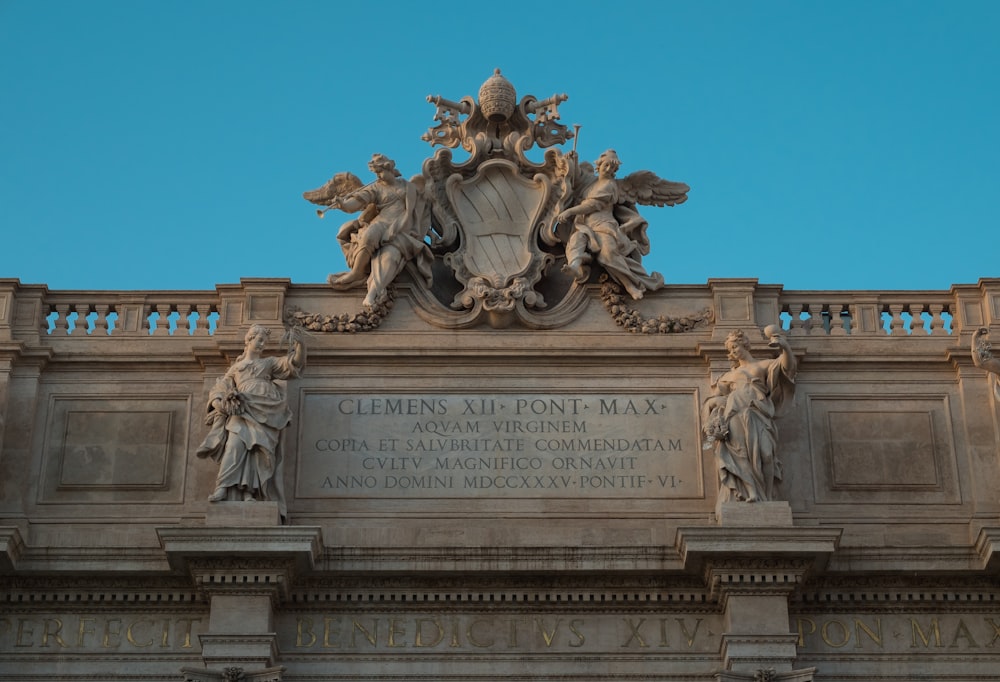 um grande edifício com estátuas em cima dele