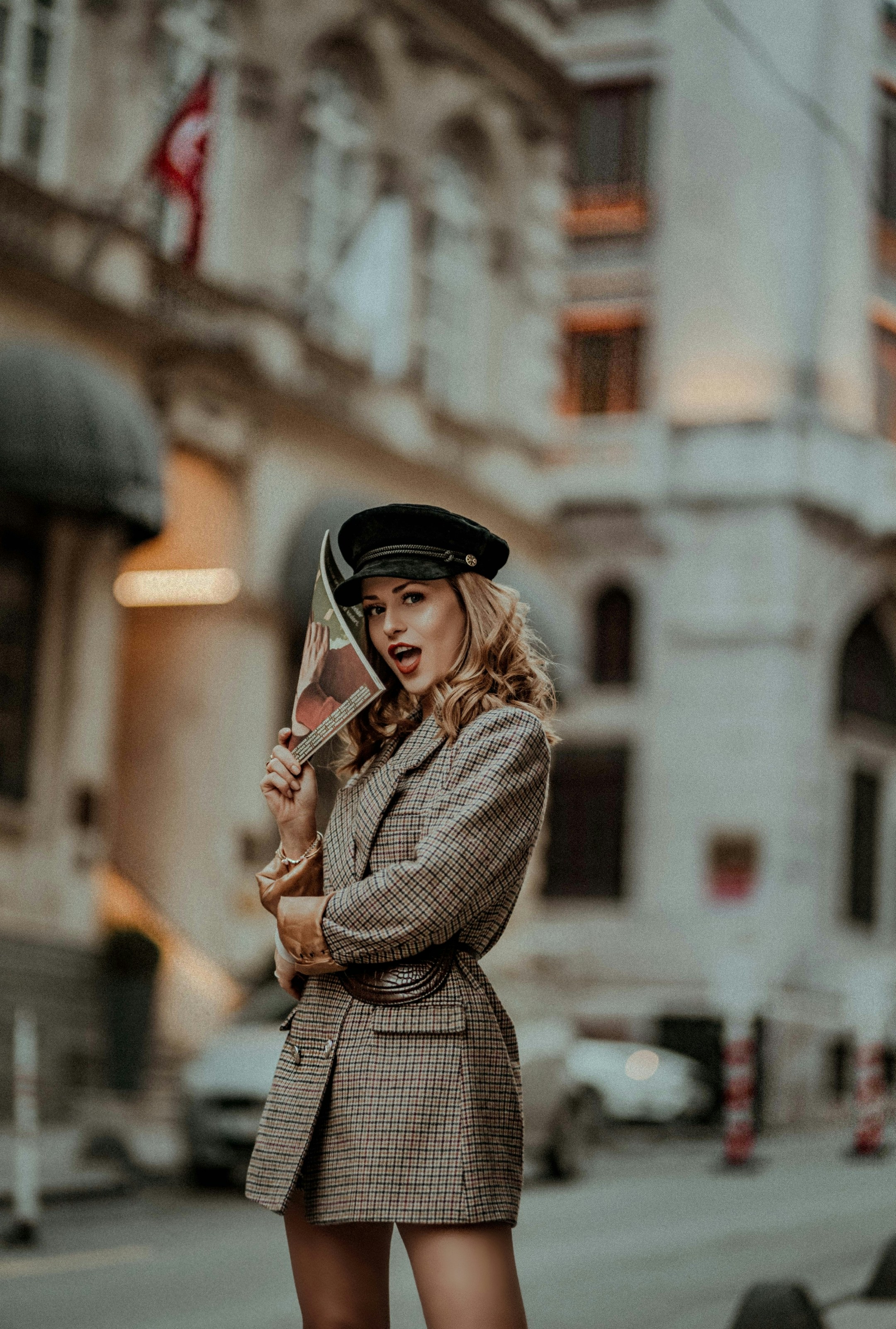 sokak fotoğrafçılığı #autumn #fall #mothernature #herbst #winter #wintertime #fall #inverno #invierno #vinter moda kadın bayan ceket kıyafet gülmek şapka dergi model yüz portre  sokak şehir taksi sonbahar kış doğal cadde sokak manzara
