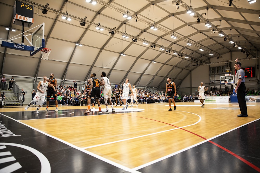 pessoas assistindo basquete dentro do estádio