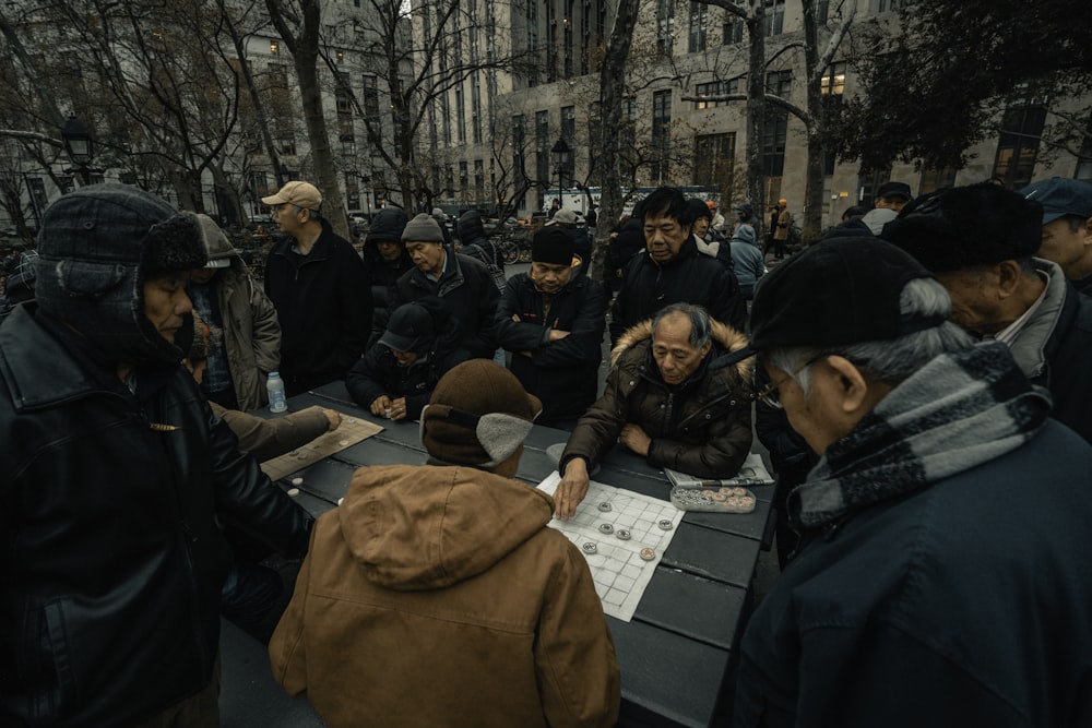 Hombre con chaqueta marrón con capucha