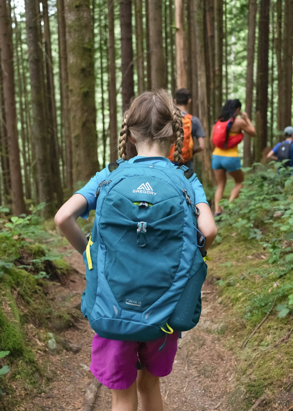 fille portant un sac à dos bleu