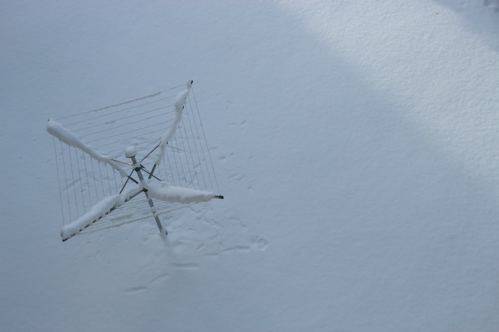antenne satellite blanche recouverte de neige blanche sur le toit