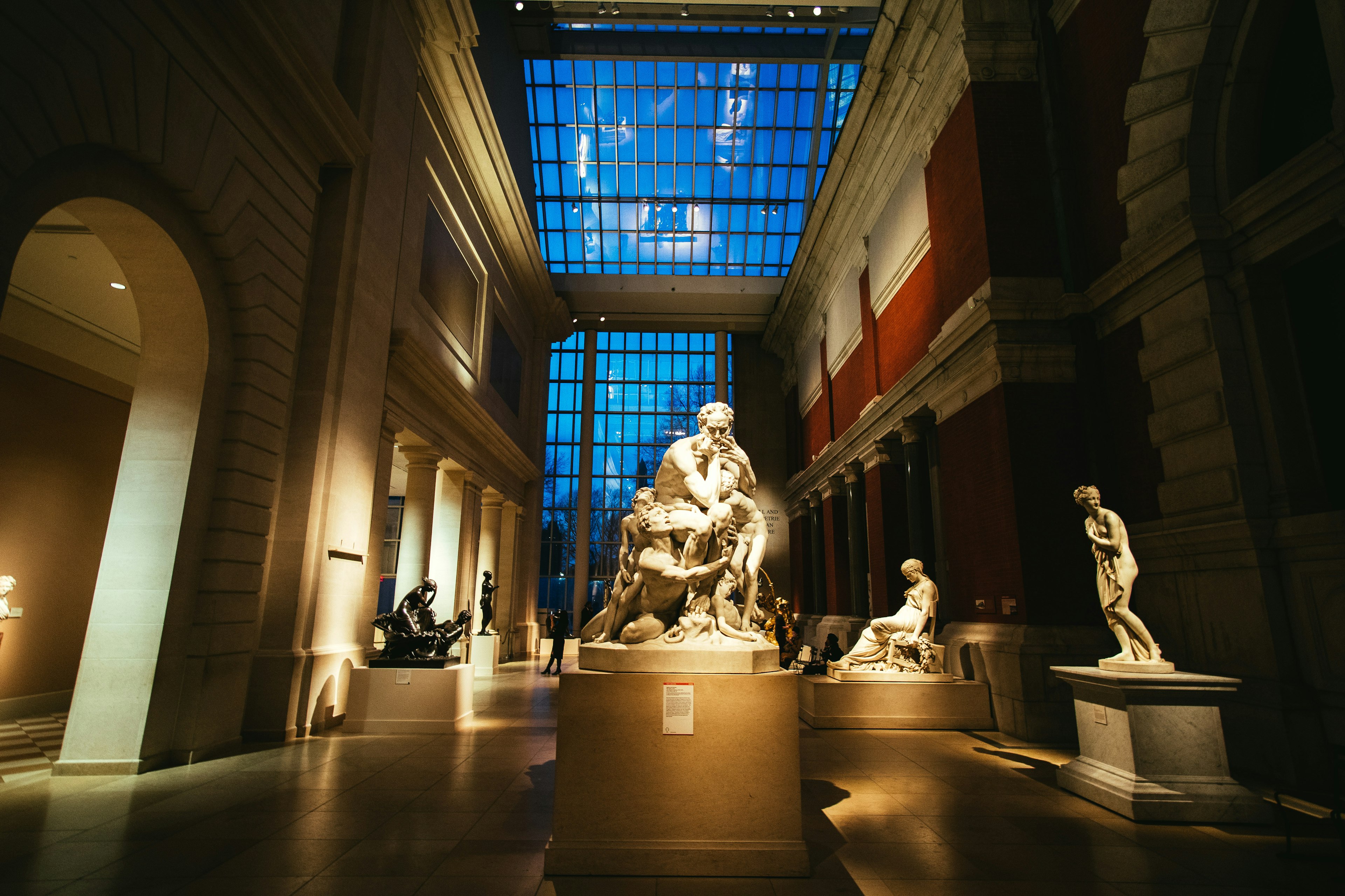 una sala del metropolitan museum of art