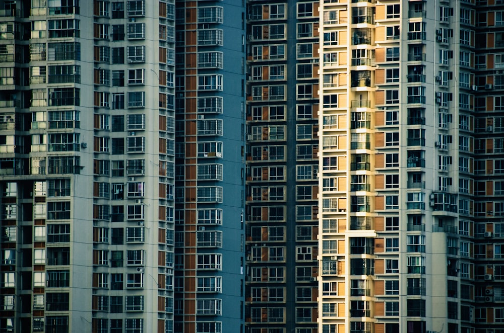 Edificios de gran altura de colores variados