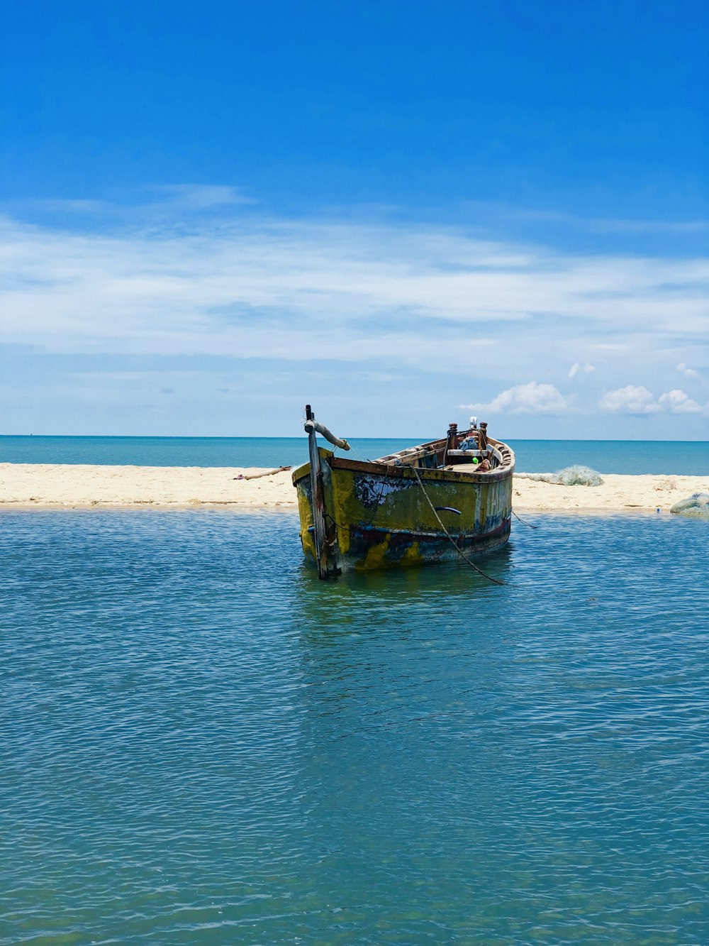 canoa marrone sull'acqua