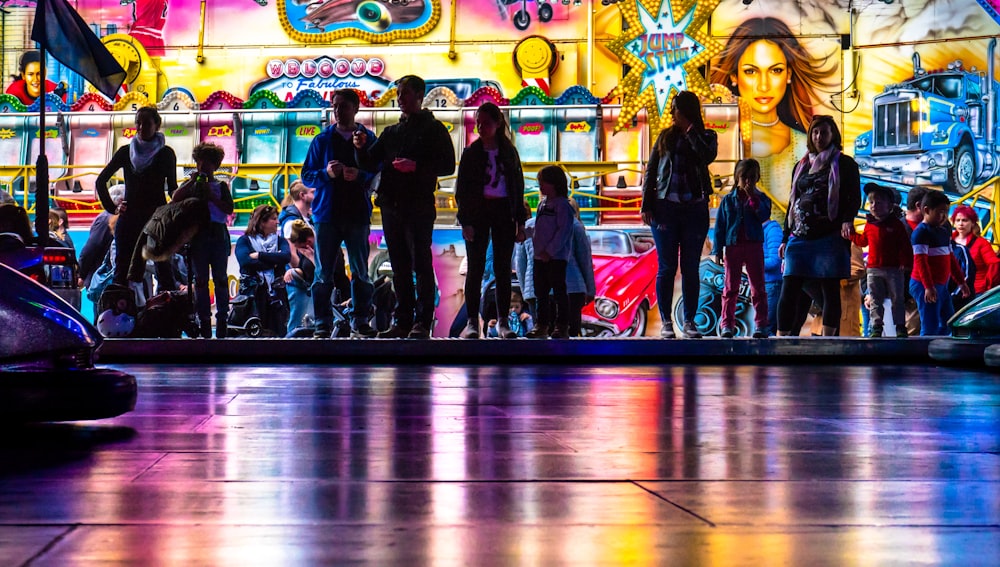 persone all'interno della stanza dei giochi