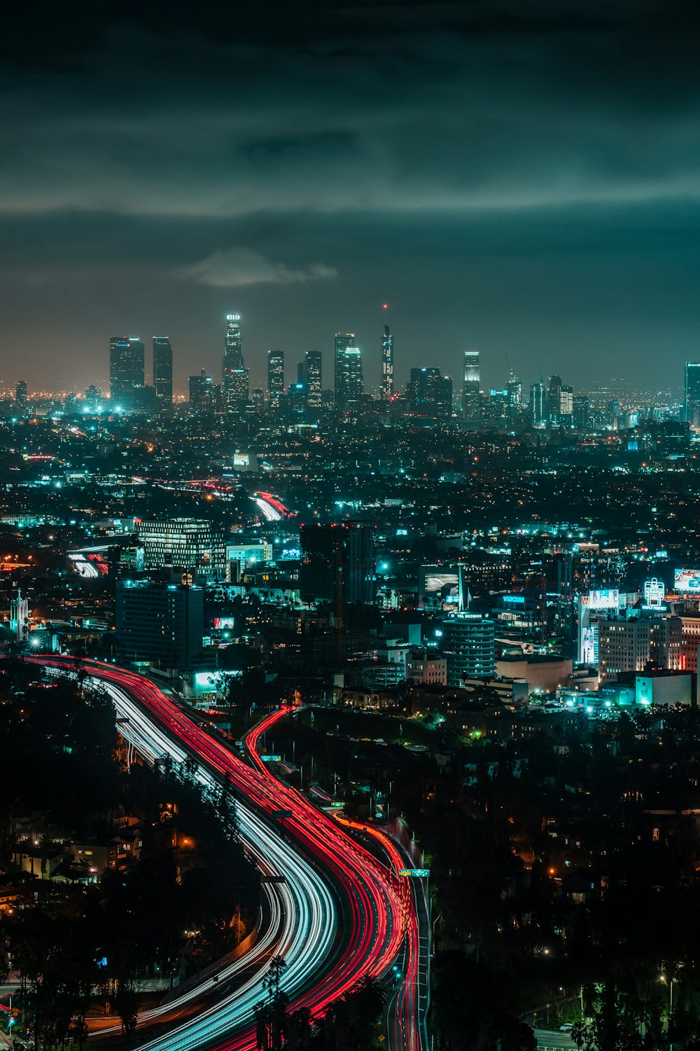 Fotografía aérea de edificios urbanos iluminados
