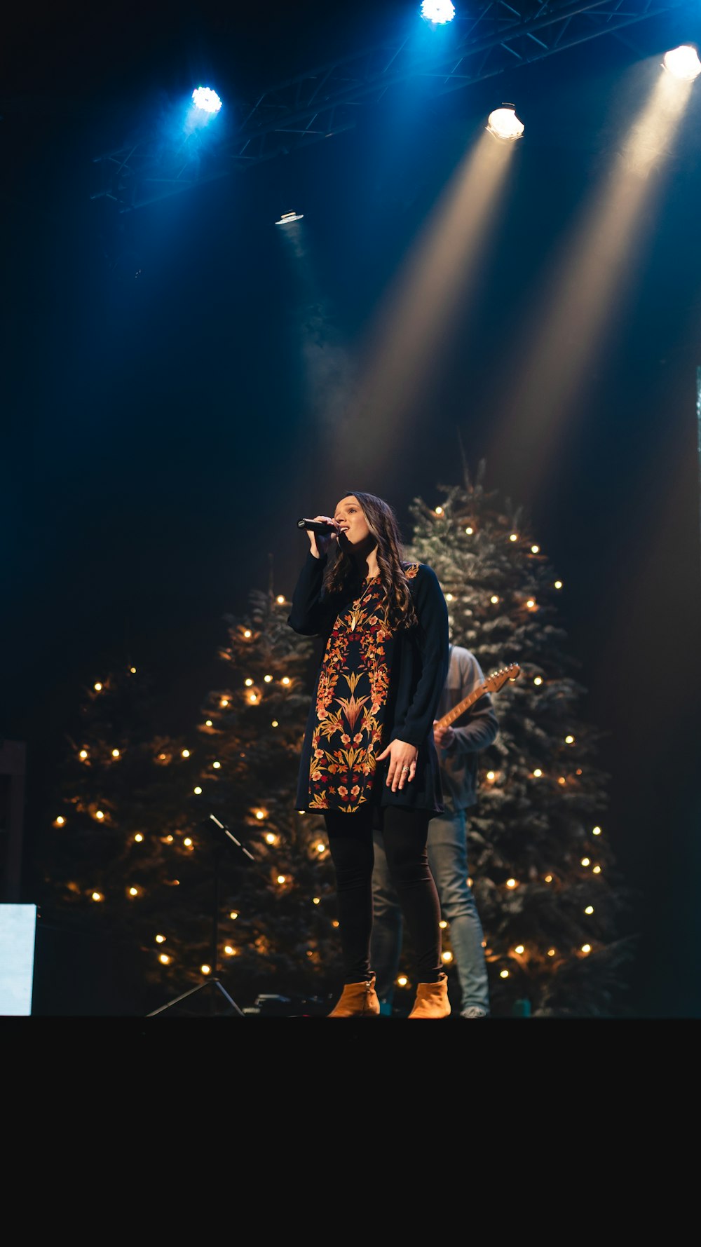 woman sing on stage