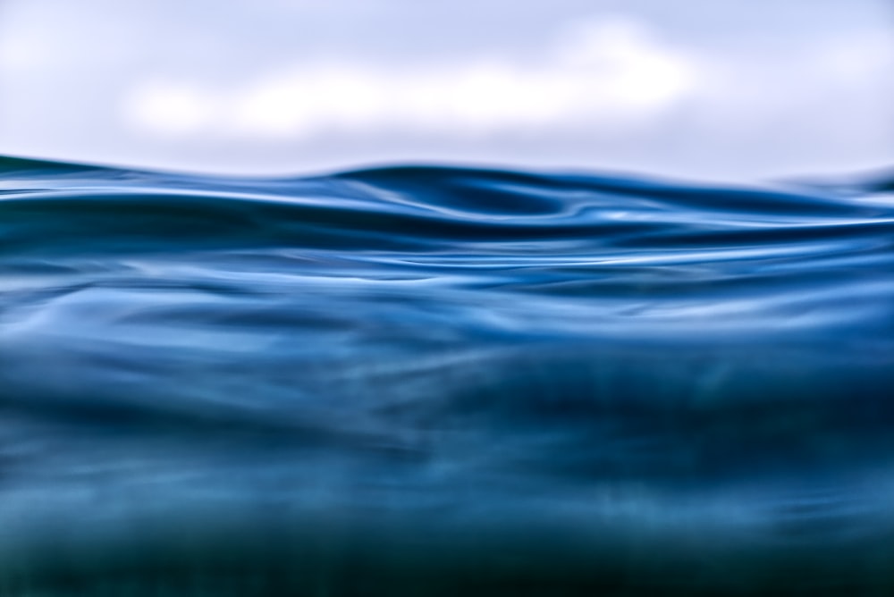 Photographie en gros plan de l’océan bleu