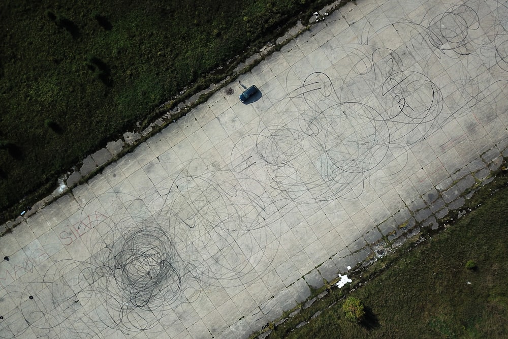 uma vista aérea de uma rua com um carro estacionado nela