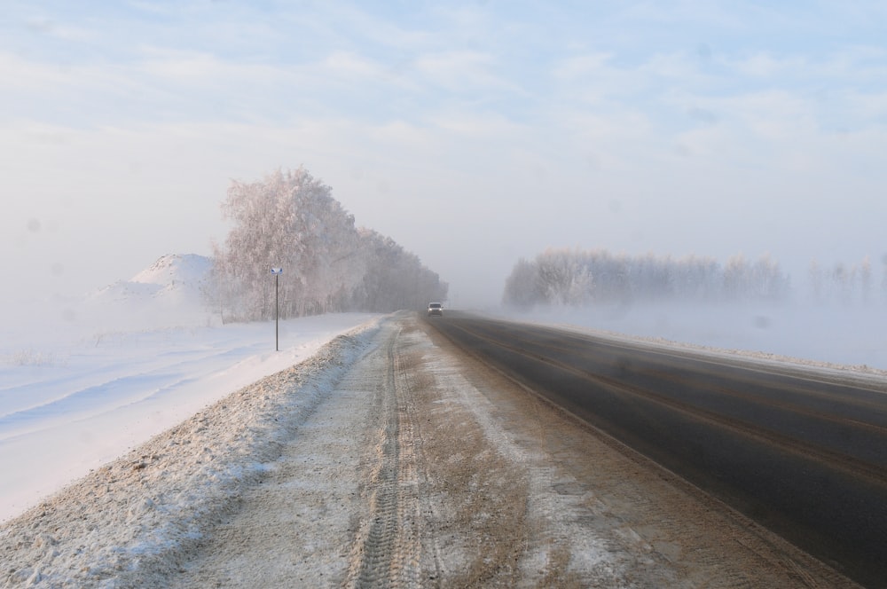 estrada coberta de neve