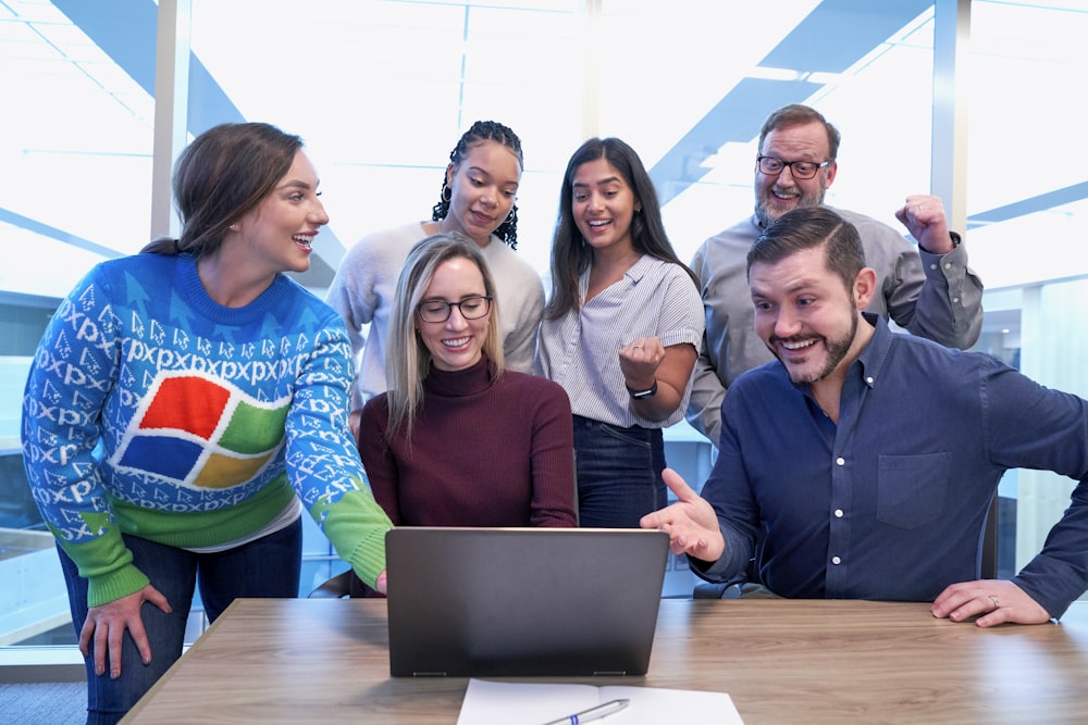 Frau im kastanienbraunen Pullover mit Laptop