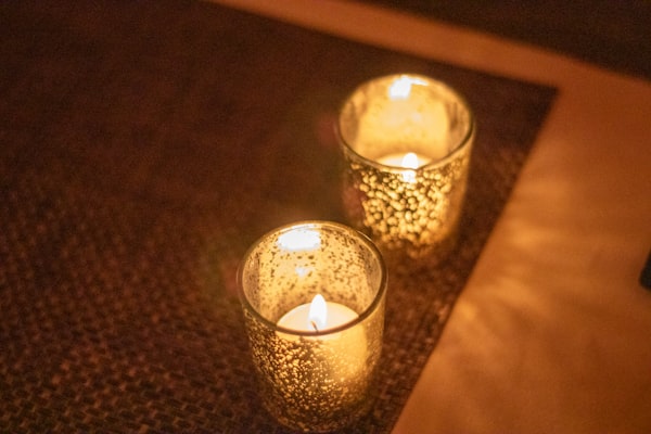 Warm kaarslicht en textuur
