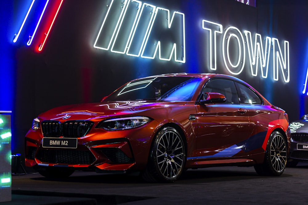 赤いBMW M2セダン