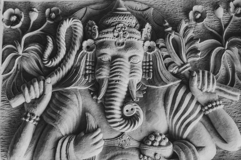 象の彫刻が施された装飾