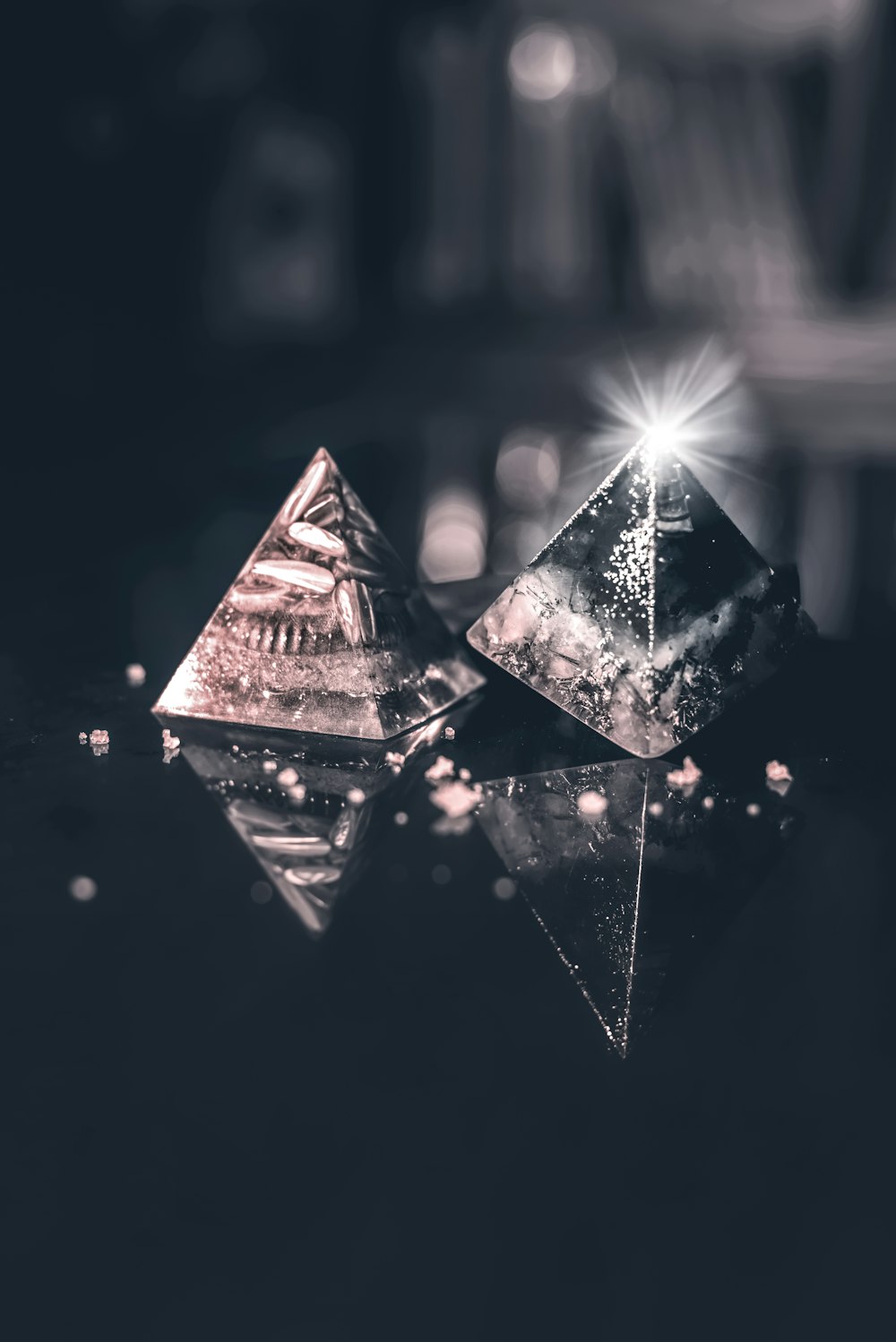 Dos decoraciones de mesa piramidal