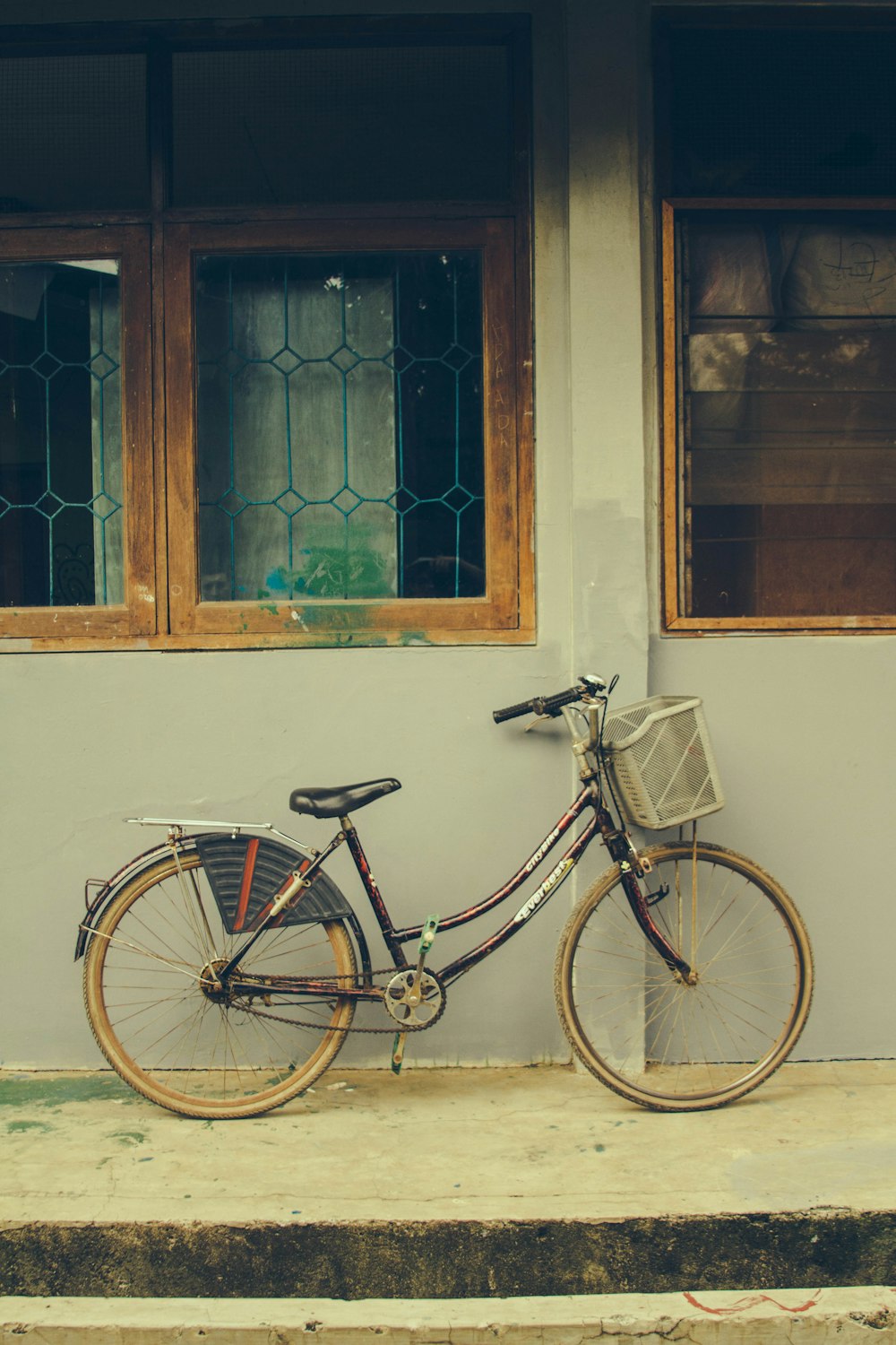 black and brown city bike